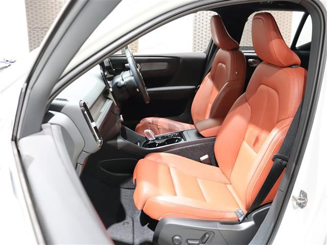 ＸＣ４０ Ｂ４　ＡＷＤ　インスクリプション　赤革　ｈａｍａｎ／ｋａｒｄｏｎ　３６０°カメラ　ＳＲ　ＡＣＣ　クリスタルシフトノブ　ワイヤレス充電　パワーシート／ヒーター　電動リアゲート　ＬＥＤ　純正ナビＴＶ　純正１９ＡＷ　ＥＴＣ　ＢＳＭ　ＬＫＡ（25枚目）