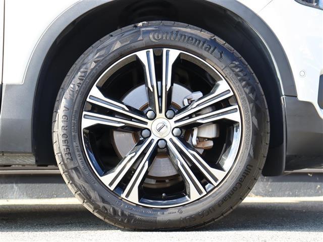 ＸＣ４０ Ｂ４　ＡＷＤ　インスクリプション　赤革　ｈａｍａｎ／ｋａｒｄｏｎ　３６０°カメラ　ＳＲ　ＡＣＣ　クリスタルシフトノブ　ワイヤレス充電　パワーシート／ヒーター　電動リアゲート　ＬＥＤ　純正ナビＴＶ　純正１９ＡＷ　ＥＴＣ　ＢＳＭ　ＬＫＡ（39枚目）