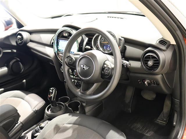 ＭＩＮＩ ヴィクトリア　純正ナビ　衝突軽減ブレーキ　前後ドライブレコーダー　ユニオンジャックリアランプ　ＬＫＡ　オートライト　アイドリングストップ　ＬＥＤヘッドライト　純正アルミホイール　ＵＳＢ　ＥＴＣ　スペアキー（20枚目）