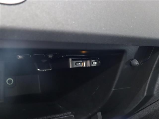 アバルト595 コンペティツィオーネ 純正ディスプレイオーディオ Bluetooth AM/FM AUX ハーフレザーシート ETC 純正17インチAW brembo赤キャリパー 後方コーナーセンサー HIDヘッドライト スペアキー(11枚目)