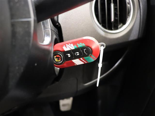 アバルト595 コンペティツィオーネ 純正ディスプレイオーディオ Bluetooth AM/FM AUX ハーフレザーシート ETC 純正17インチAW brembo赤キャリパー 後方コーナーセンサー HIDヘッドライト スペアキー(12枚目)