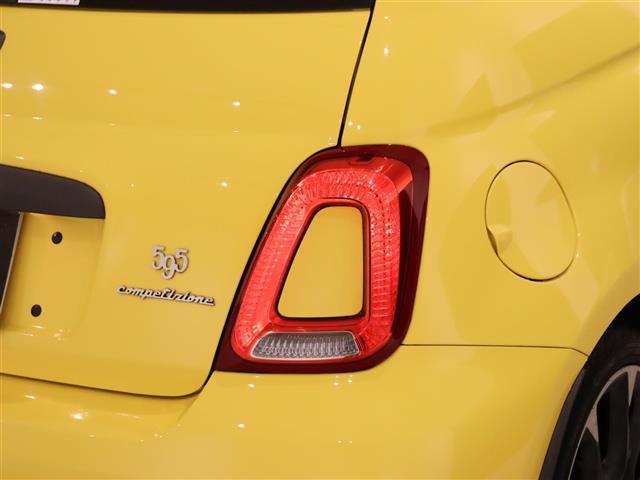 アバルト595 コンペティツィオーネ 純正ディスプレイオーディオ Bluetooth AM/FM AUX ハーフレザーシート ETC 純正17インチAW brembo赤キャリパー 後方コーナーセンサー HIDヘッドライト スペアキー(27枚目)