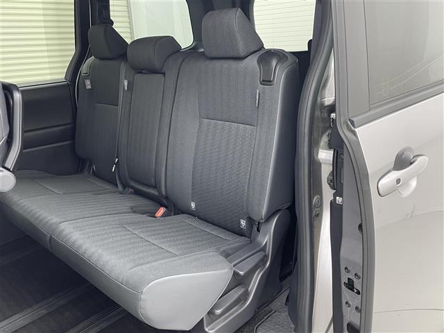 ノア ハイブリッドＳ－Ｇ　両電動ドア　衝突回避ブレーキ　ＡＣＣ　ダブルエアコン　車線逸脱警報装置　ＡＨＢ　ＢＬＵＥＴＯＯＴＨ　ＵＳＢ接続　イモビ　バックガイドモニター　横滑り防止装置　記録簿　ソナー　ＬＥＤヘッドライト　ＴＶ（22枚目）