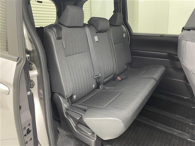 ノア ハイブリッドＳ－Ｇ　両電動ドア　衝突回避ブレーキ　ＡＣＣ　ダブルエアコン　車線逸脱警報装置　ＡＨＢ　ＢＬＵＥＴＯＯＴＨ　ＵＳＢ接続　イモビ　バックガイドモニター　横滑り防止装置　記録簿　ソナー　ＬＥＤヘッドライト　ＴＶ（24枚目）