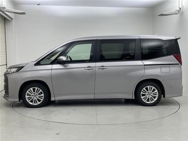 ノア ハイブリッドＳ－Ｇ　両電動ドア　衝突回避ブレーキ　ＡＣＣ　ダブルエアコン　車線逸脱警報装置　ＡＨＢ　ＢＬＵＥＴＯＯＴＨ　ＵＳＢ接続　イモビ　バックガイドモニター　横滑り防止装置　記録簿　ソナー　ＬＥＤヘッドライト　ＴＶ（31枚目）