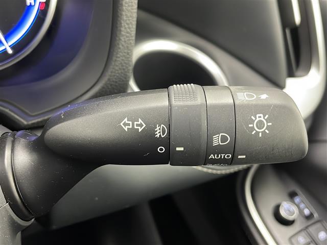 ノア ハイブリッドＳ－Ｚ　ＡＨＢ　横滑り防止機能　エアバッグ　アイドリングストップ　地デジ　オートライト　両側自動ドア　ダブルエアコン　スマートエントリー　ＬＥＤランプ　バックモニター　ＥＴＣ２．０　メモリナビ　３列シート（10枚目）