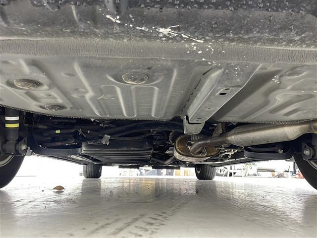 エスクァイア ハイブリッドＧｉプレミアムパッケジブラックテーラード　車線逸脱警報装置　誤発進抑制機能　Ｂｌｕｅｔｏｏｔｈオーディオ　ドライブレコーダ　オートハイビーム　エアロ　前後ソナー　ＥＴＣ２．０　Ｂカメラ　スマートキー　ナビ＆ＴＶ　イモビライザー　オートライト（43枚目）