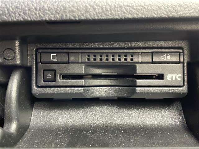 クラウンハイブリッド アスリートＳ　純正メーカーオプションメモリナビ　フルセグテレビ　バックカメラ　前方ドライブレコーダー　前席パワーシート　ステアリングヒーター　ビルトインＥＴＣ　純正１７インチＡＷ　スマートキー　シ－トヒ－タ－　ＰＷ（32枚目）