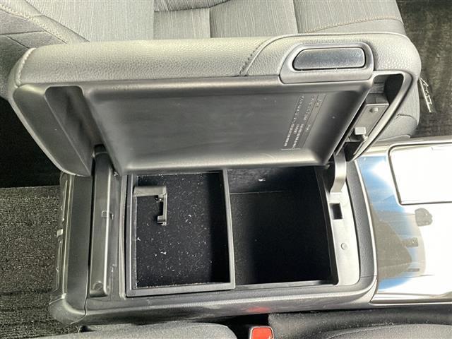 クラウンハイブリッド アスリートＳ　純正メーカーオプションメモリナビ　フルセグテレビ　バックカメラ　前方ドライブレコーダー　前席パワーシート　ステアリングヒーター　ビルトインＥＴＣ　純正１７インチＡＷ　スマートキー　シ－トヒ－タ－　ＰＷ（33枚目）