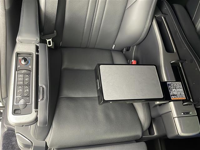 ヴェルファイアハイブリッド エグゼクティブラウンジZ 電動Rゲート TSS レザーシート 横滑り防止機能 ETC2.0 AC100V電源 フルセグTV 3列シート エアバッグ メモリーナビ LEDヘッドランプ エアコン 4WD スマートキー オットマン(27枚目)