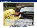 エンジンルームをチェック中。こちらもライトを使用し入念に確認しております。