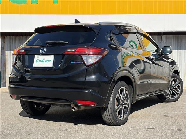 ヴェゼル ハイブリッドＺ　１オーナー　ＣＴＢＡ　メーカーナビ　Ｂｌｕｅｔｏｏｔｈ　ＨＤＭＩ　フルセグ　ＤＶＤ　黒革シート　前席シートヒーター　パドルシフト　ルーフレール　スマートキー　プッシュスタート　革巻きステアリング（3枚目）