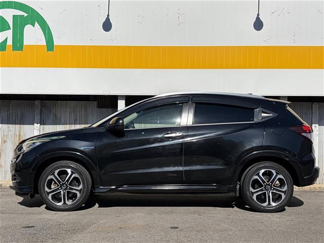 ヴェゼル ハイブリッドＺ　１オーナー　ＣＴＢＡ　メーカーナビ　Ｂｌｕｅｔｏｏｔｈ　ＨＤＭＩ　フルセグ　ＤＶＤ　黒革シート　前席シートヒーター　パドルシフト　ルーフレール　スマートキー　プッシュスタート　革巻きステアリング（6枚目）