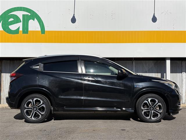 ヴェゼル ハイブリッドＺ　１オーナー　ＣＴＢＡ　メーカーナビ　Ｂｌｕｅｔｏｏｔｈ　ＨＤＭＩ　フルセグ　ＤＶＤ　黒革シート　前席シートヒーター　パドルシフト　ルーフレール　スマートキー　プッシュスタート　革巻きステアリング（7枚目）