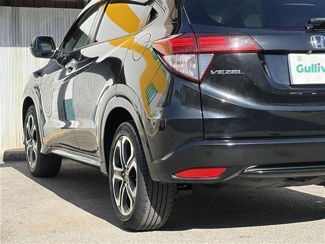 ヴェゼル ハイブリッドＺ　１オーナー　ＣＴＢＡ　メーカーナビ　Ｂｌｕｅｔｏｏｔｈ　ＨＤＭＩ　フルセグ　ＤＶＤ　黒革シート　前席シートヒーター　パドルシフト　ルーフレール　スマートキー　プッシュスタート　革巻きステアリング（10枚目）