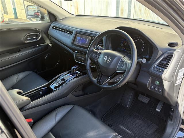 ヴェゼル ハイブリッドＺ　１オーナー　ＣＴＢＡ　メーカーナビ　Ｂｌｕｅｔｏｏｔｈ　ＨＤＭＩ　フルセグ　ＤＶＤ　黒革シート　前席シートヒーター　パドルシフト　ルーフレール　スマートキー　プッシュスタート　革巻きステアリング（17枚目）