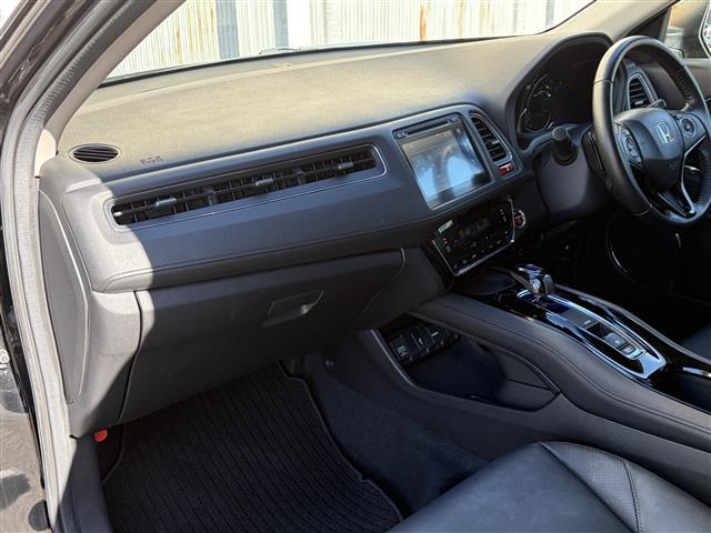 ヴェゼル ハイブリッドＺ　１オーナー　ＣＴＢＡ　メーカーナビ　Ｂｌｕｅｔｏｏｔｈ　ＨＤＭＩ　フルセグ　ＤＶＤ　黒革シート　前席シートヒーター　パドルシフト　ルーフレール　スマートキー　プッシュスタート　革巻きステアリング（18枚目）