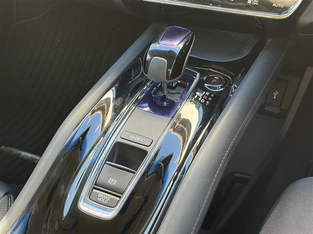 ヴェゼル ハイブリッドＺ　１オーナー　ＣＴＢＡ　メーカーナビ　Ｂｌｕｅｔｏｏｔｈ　ＨＤＭＩ　フルセグ　ＤＶＤ　黒革シート　前席シートヒーター　パドルシフト　ルーフレール　スマートキー　プッシュスタート　革巻きステアリング（23枚目）