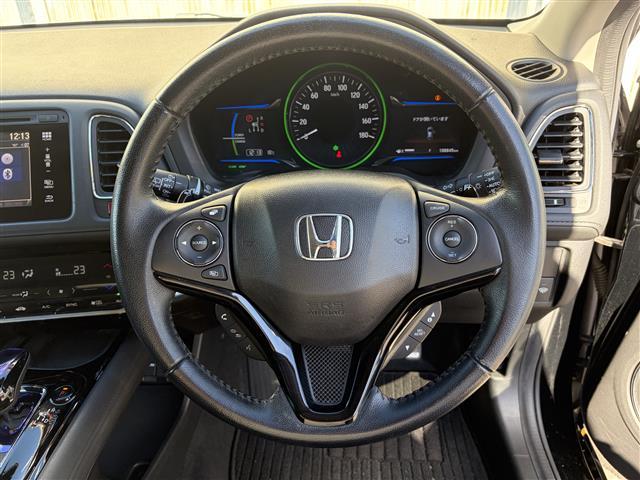 ヴェゼル ハイブリッドＺ　１オーナー　ＣＴＢＡ　メーカーナビ　Ｂｌｕｅｔｏｏｔｈ　ＨＤＭＩ　フルセグ　ＤＶＤ　黒革シート　前席シートヒーター　パドルシフト　ルーフレール　スマートキー　プッシュスタート　革巻きステアリング（26枚目）