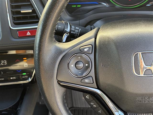 ヴェゼル ハイブリッドＺ　１オーナー　ＣＴＢＡ　メーカーナビ　Ｂｌｕｅｔｏｏｔｈ　ＨＤＭＩ　フルセグ　ＤＶＤ　黒革シート　前席シートヒーター　パドルシフト　ルーフレール　スマートキー　プッシュスタート　革巻きステアリング（27枚目）