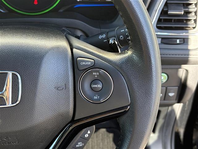 ヴェゼル ハイブリッドＺ　１オーナー　ＣＴＢＡ　メーカーナビ　Ｂｌｕｅｔｏｏｔｈ　ＨＤＭＩ　フルセグ　ＤＶＤ　黒革シート　前席シートヒーター　パドルシフト　ルーフレール　スマートキー　プッシュスタート　革巻きステアリング（28枚目）