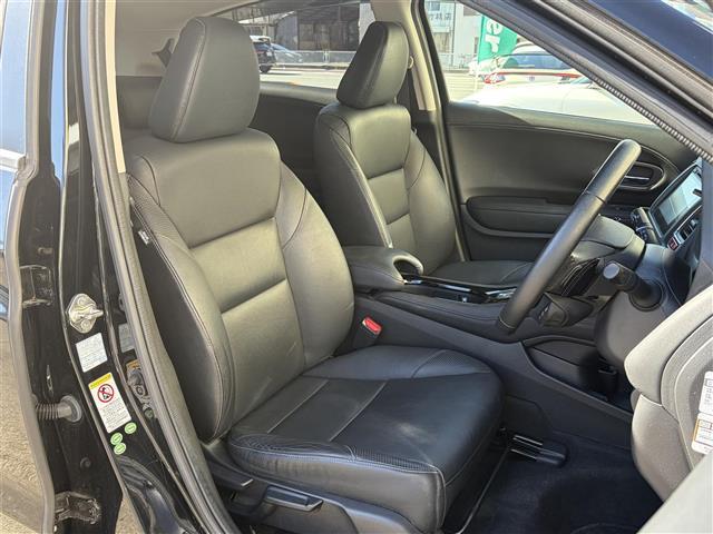 ヴェゼル ハイブリッドＺ　１オーナー　ＣＴＢＡ　メーカーナビ　Ｂｌｕｅｔｏｏｔｈ　ＨＤＭＩ　フルセグ　ＤＶＤ　黒革シート　前席シートヒーター　パドルシフト　ルーフレール　スマートキー　プッシュスタート　革巻きステアリング（30枚目）