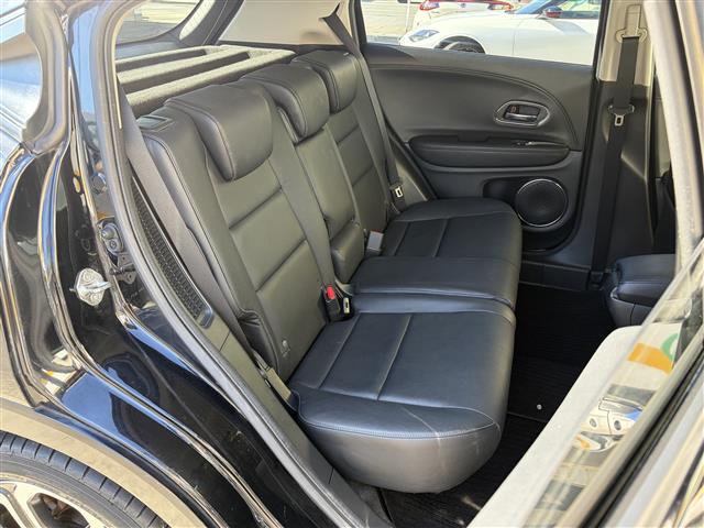 ヴェゼル ハイブリッドＺ　１オーナー　ＣＴＢＡ　メーカーナビ　Ｂｌｕｅｔｏｏｔｈ　ＨＤＭＩ　フルセグ　ＤＶＤ　黒革シート　前席シートヒーター　パドルシフト　ルーフレール　スマートキー　プッシュスタート　革巻きステアリング（32枚目）