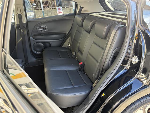 ヴェゼル ハイブリッドＺ　１オーナー　ＣＴＢＡ　メーカーナビ　Ｂｌｕｅｔｏｏｔｈ　ＨＤＭＩ　フルセグ　ＤＶＤ　黒革シート　前席シートヒーター　パドルシフト　ルーフレール　スマートキー　プッシュスタート　革巻きステアリング（33枚目）