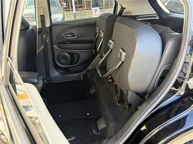 ヴェゼル ハイブリッドＺ　１オーナー　ＣＴＢＡ　メーカーナビ　Ｂｌｕｅｔｏｏｔｈ　ＨＤＭＩ　フルセグ　ＤＶＤ　黒革シート　前席シートヒーター　パドルシフト　ルーフレール　スマートキー　プッシュスタート　革巻きステアリング（35枚目）