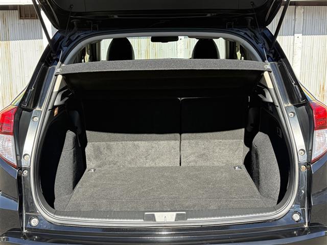 ヴェゼル ハイブリッドＺ　１オーナー　ＣＴＢＡ　メーカーナビ　Ｂｌｕｅｔｏｏｔｈ　ＨＤＭＩ　フルセグ　ＤＶＤ　黒革シート　前席シートヒーター　パドルシフト　ルーフレール　スマートキー　プッシュスタート　革巻きステアリング（36枚目）