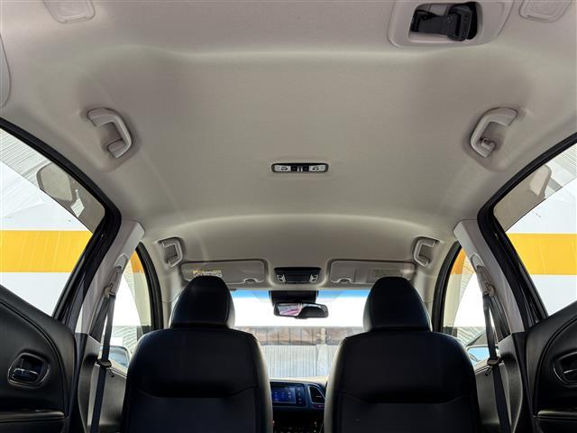 ヴェゼル ハイブリッドＺ　１オーナー　ＣＴＢＡ　メーカーナビ　Ｂｌｕｅｔｏｏｔｈ　ＨＤＭＩ　フルセグ　ＤＶＤ　黒革シート　前席シートヒーター　パドルシフト　ルーフレール　スマートキー　プッシュスタート　革巻きステアリング（40枚目）