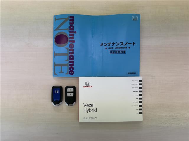 ヴェゼル ハイブリッドＺ　１オーナー　ＣＴＢＡ　メーカーナビ　Ｂｌｕｅｔｏｏｔｈ　ＨＤＭＩ　フルセグ　ＤＶＤ　黒革シート　前席シートヒーター　パドルシフト　ルーフレール　スマートキー　プッシュスタート　革巻きステアリング（41枚目）