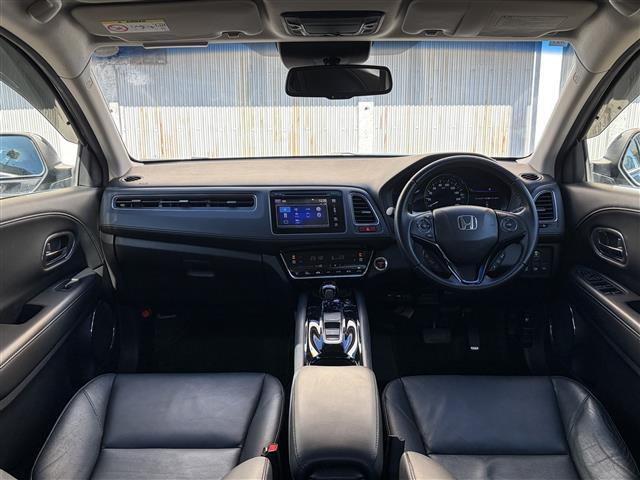 ヴェゼル ハイブリッドＺ　１オーナー　ＣＴＢＡ　メーカーナビ　Ｂｌｕｅｔｏｏｔｈ　ＨＤＭＩ　フルセグ　ＤＶＤ　黒革シート　前席シートヒーター　パドルシフト　ルーフレール　スマートキー　プッシュスタート　革巻きステアリング（42枚目）