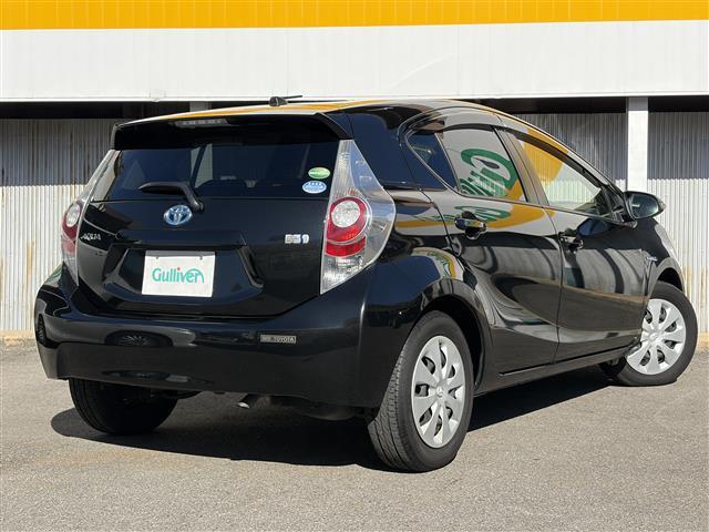 アクア Ｓ　ワンオーナー　スマートキー　プッシュスタート　純正ナビ　バックカメラ　ＬＥＤヘッドライト　フォグライト　オートライト　ウィンカーミラー　電格ミラー　革巻ステアリング　ステアリングスイッチ　オートライト（3枚目）