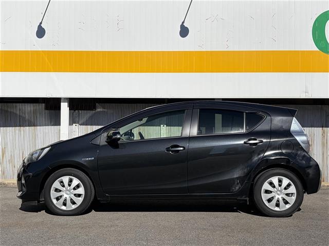 アクア Ｓ　ワンオーナー　スマートキー　プッシュスタート　純正ナビ　バックカメラ　ＬＥＤヘッドライト　フォグライト　オートライト　ウィンカーミラー　電格ミラー　革巻ステアリング　ステアリングスイッチ　オートライト（6枚目）