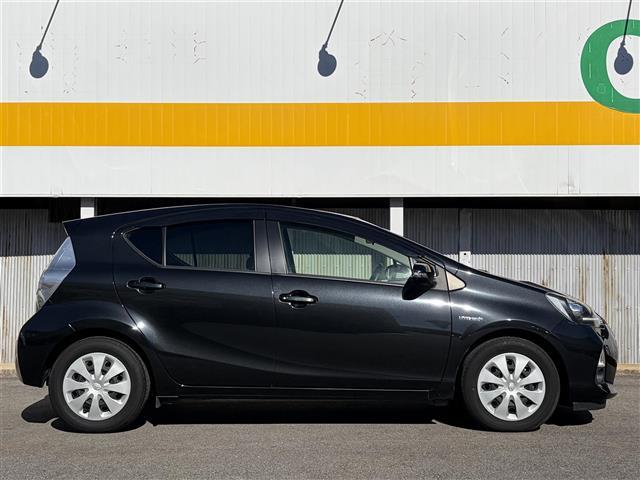 アクア Ｓ　ワンオーナー　スマートキー　プッシュスタート　純正ナビ　バックカメラ　ＬＥＤヘッドライト　フォグライト　オートライト　ウィンカーミラー　電格ミラー　革巻ステアリング　ステアリングスイッチ　オートライト（7枚目）