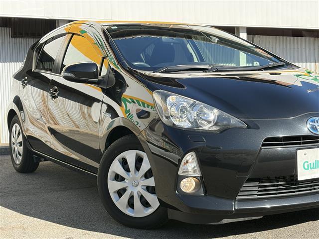 アクア Ｓ　ワンオーナー　スマートキー　プッシュスタート　純正ナビ　バックカメラ　ＬＥＤヘッドライト　フォグライト　オートライト　ウィンカーミラー　電格ミラー　革巻ステアリング　ステアリングスイッチ　オートライト（8枚目）