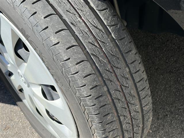 アクア Ｓ　ワンオーナー　スマートキー　プッシュスタート　純正ナビ　バックカメラ　ＬＥＤヘッドライト　フォグライト　オートライト　ウィンカーミラー　電格ミラー　革巻ステアリング　ステアリングスイッチ　オートライト（16枚目）