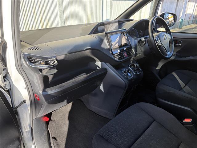 ノア ハイブリッドＧ　１オーナーＰＣＳ　ベットキット　ルーフキャリー　アルパインナビ　バックカメラ　両側パワースライドドア　　スマートキー　プッシュスタート　オートハイビーム　Ｄ／Ｎ席シートヒーター　クルーズコントロール（19枚目）