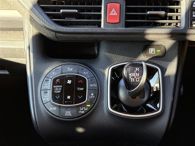 ノア ハイブリッドＧ　１オーナーＰＣＳ　ベットキット　ルーフキャリー　アルパインナビ　バックカメラ　両側パワースライドドア　　スマートキー　プッシュスタート　オートハイビーム　Ｄ／Ｎ席シートヒーター　クルーズコントロール（23枚目）