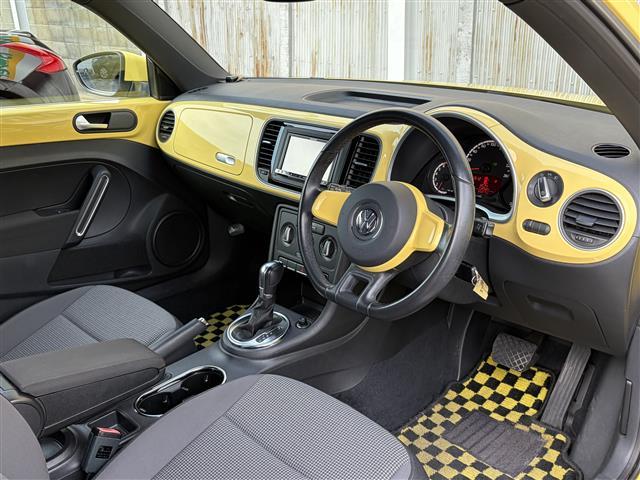 ザ・ビートル デザイン カロツェリアナビ フルセグ DVD/CD再生 SD HIDヘッドライト フォグライト リアフォグライト バックカメラ 革巻きステアリング キーレス 電動格納ミラー フロアマット 横滑り防止機能(19枚目)