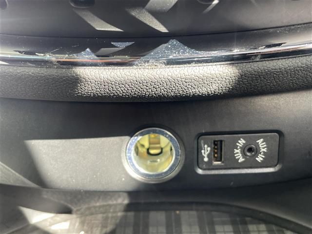 ＭＩＮＩ クーパー　クラブマン　純正ナビ（ＢＴ／ＡＭ，ＦＭ）バックカメラ　社外ドライブレコーダー　アイドリングストップ　リア側コーナーセンサー　純正１７インチアルミ　ＬＥＤヘッドライト　ＥＴＣ　フォグランプ　スマートキー　禁煙車（8枚目）