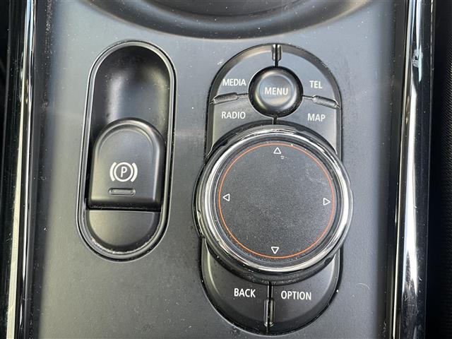 ＭＩＮＩ クーパー　クラブマン　純正ナビ（ＢＴ／ＡＭ，ＦＭ）バックカメラ　社外ドライブレコーダー　アイドリングストップ　リア側コーナーセンサー　純正１７インチアルミ　ＬＥＤヘッドライト　ＥＴＣ　フォグランプ　スマートキー　禁煙車（10枚目）