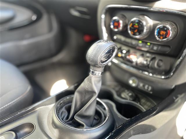 ＭＩＮＩ クーパー　クラブマン　純正ナビ（ＢＴ／ＡＭ，ＦＭ）バックカメラ　社外ドライブレコーダー　アイドリングストップ　リア側コーナーセンサー　純正１７インチアルミ　ＬＥＤヘッドライト　ＥＴＣ　フォグランプ　スマートキー　禁煙車（11枚目）