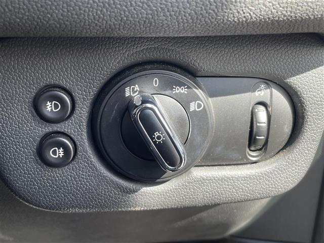 ＭＩＮＩ クーパー　クラブマン　純正ナビ（ＢＴ／ＡＭ，ＦＭ）バックカメラ　社外ドライブレコーダー　アイドリングストップ　リア側コーナーセンサー　純正１７インチアルミ　ＬＥＤヘッドライト　ＥＴＣ　フォグランプ　スマートキー　禁煙車（15枚目）