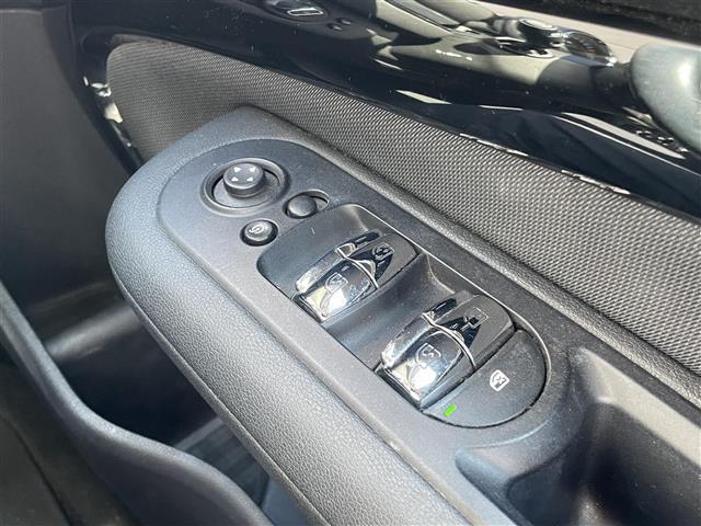 ＭＩＮＩ クーパー　クラブマン　純正ナビ（ＢＴ／ＡＭ，ＦＭ）バックカメラ　社外ドライブレコーダー　アイドリングストップ　リア側コーナーセンサー　純正１７インチアルミ　ＬＥＤヘッドライト　ＥＴＣ　フォグランプ　スマートキー　禁煙車（16枚目）