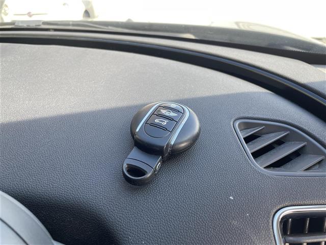 ＭＩＮＩ クーパー　クラブマン　純正ナビ（ＢＴ／ＡＭ，ＦＭ）バックカメラ　社外ドライブレコーダー　アイドリングストップ　リア側コーナーセンサー　純正１７インチアルミ　ＬＥＤヘッドライト　ＥＴＣ　フォグランプ　スマートキー　禁煙車（19枚目）