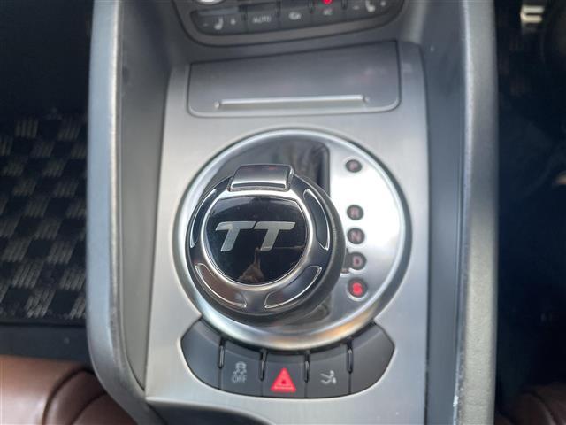 ＴＴクーペ ２．０ＴＦＳＩ　純正ナビ（ＢＴ　フルセグ　ＡＭ／ＦＭ）シートヒーター　ＥＴＣ　レザーシート　オートライト　純正１８インチアルミ（9枚目）