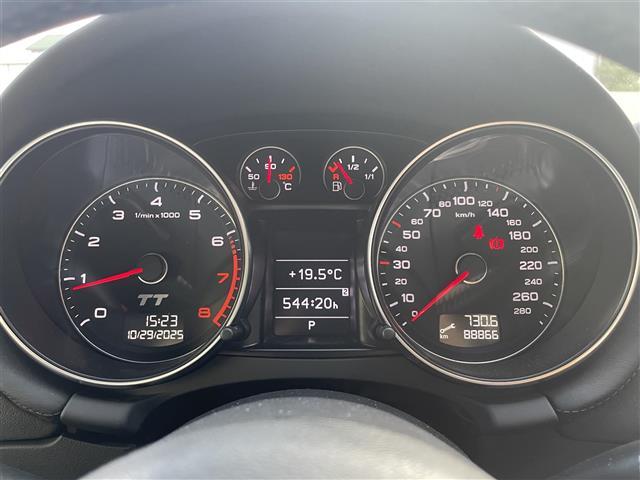 ＴＴクーペ ２．０ＴＦＳＩ　純正ナビ（ＢＴ　フルセグ　ＡＭ／ＦＭ）シートヒーター　ＥＴＣ　レザーシート　オートライト　純正１８インチアルミ（12枚目）
