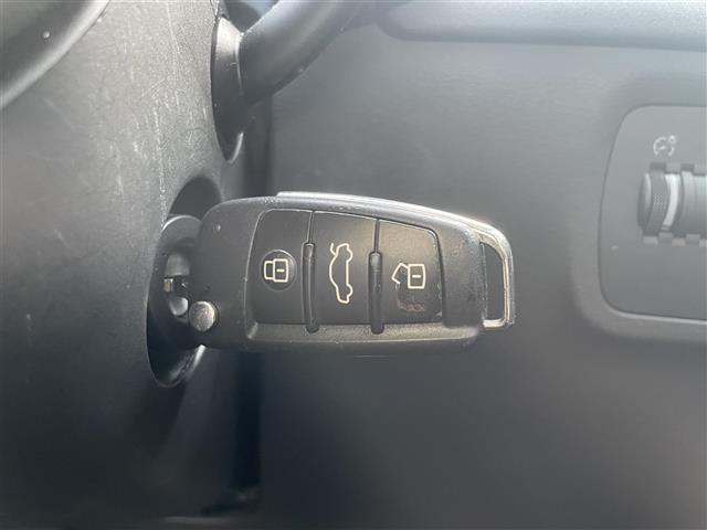 ＴＴクーペ ２．０ＴＦＳＩ　純正ナビ（ＢＴ　フルセグ　ＡＭ／ＦＭ）シートヒーター　ＥＴＣ　レザーシート　オートライト　純正１８インチアルミ（17枚目）